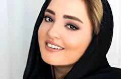 سلفی ماشینی نرگس محمدی با لباس شلوغ پلوغ زرد رنگ!