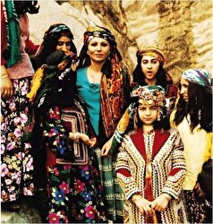 تصویر کمتر دیده شده از فرح دیبا با لباس سنتی لرستان در سال ۵۶