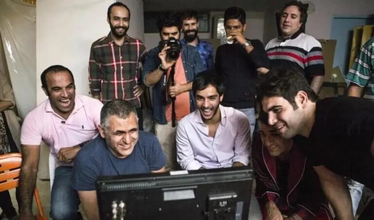چهره‌های خندان عوامل فیلم «۵۰ کیلو آلبالو» در پشت صحنه+عکس