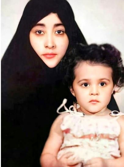 عکس کمتر دیده شده از حمیرا با چادر و یک بچه به بغل!
