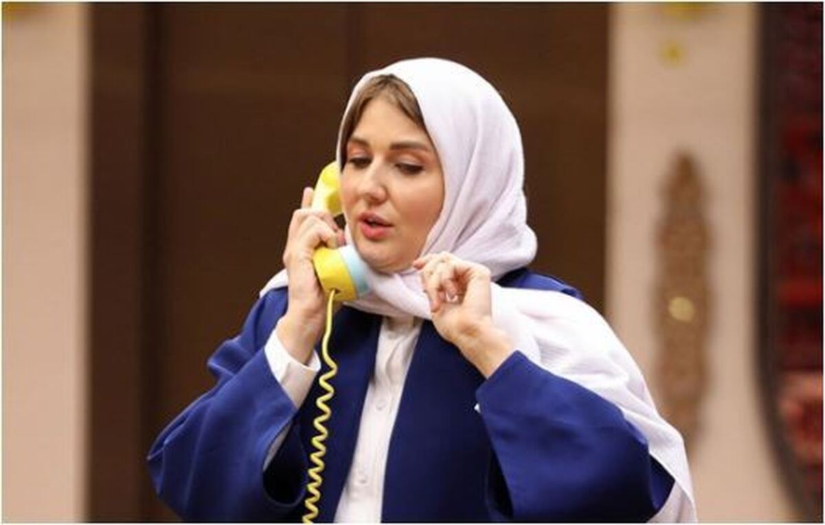 عکس یادگاری گلوریا هاردی در حرم امام رضا با زاویه و فیگوری خاص