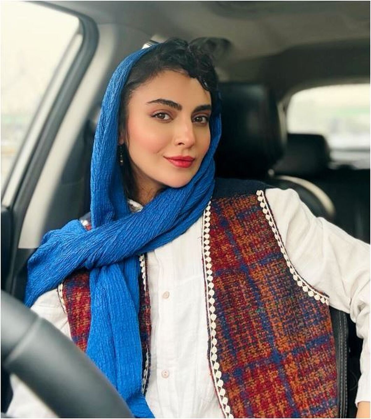 سلفی پر بازدید مهشید جوادی در ماشین لاکچری و گران قیمتش را از دست ندهید/چه ژستی هم گرفته!
