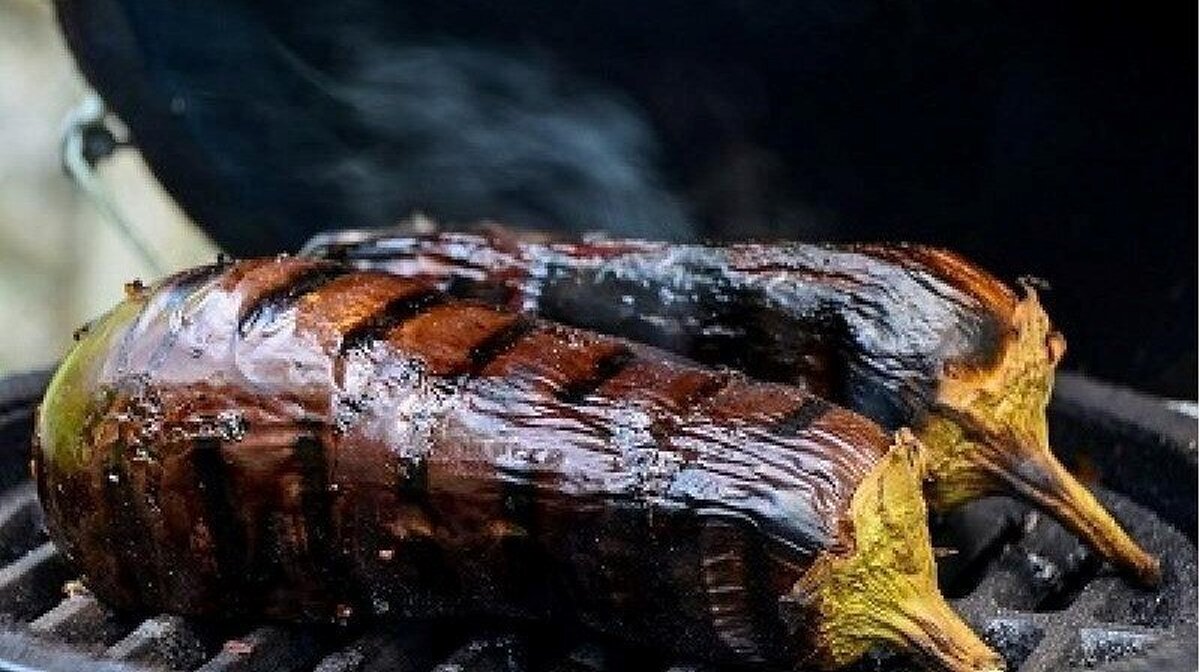 روش صحیح و اصولی پوست کندن بادمجان کبابی؛ مخصوص کدبانو‌ها