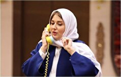 عکس یادگاری گلوریا هاردی در حرم امام رضا با زاویه و فیگوری خاص