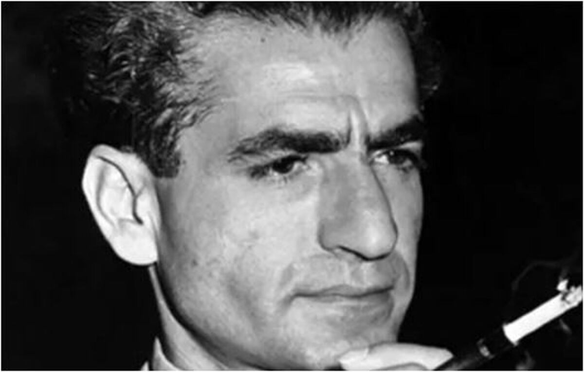 قابی زیرخاکی از جوانی‌های محمدرضا پهلوی با سبیل هیتلری!
