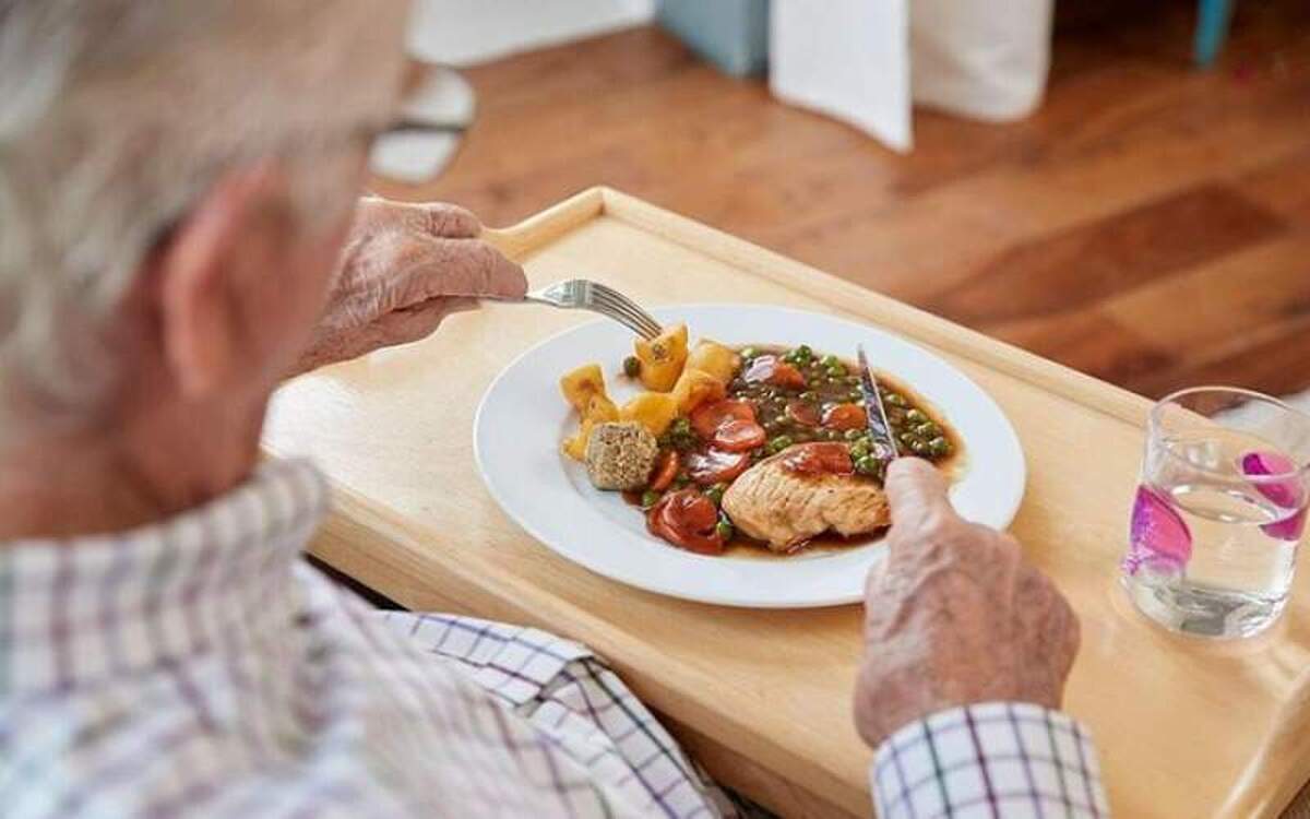 تغذیه سالمندان نباید اینگونه باشد!