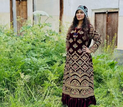 ساناز سعیدی با لباس محلی سنگ دوزی شده در یک مکان دنج! +عکس