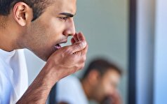 مسواک برای رفع بوی بد دهان به‌تنهایی کافی نیست! /راهکار‌هایی ساده برای رفع این مشکل
