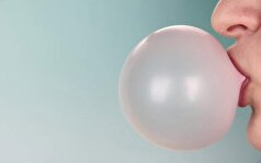آدامس را قورت بدهیم، مشکلی ایجاد میکند؟