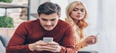 تأثیر شبکه‌های اجتماعی بر احساسات و روابط زناشویی جدی بگیرید