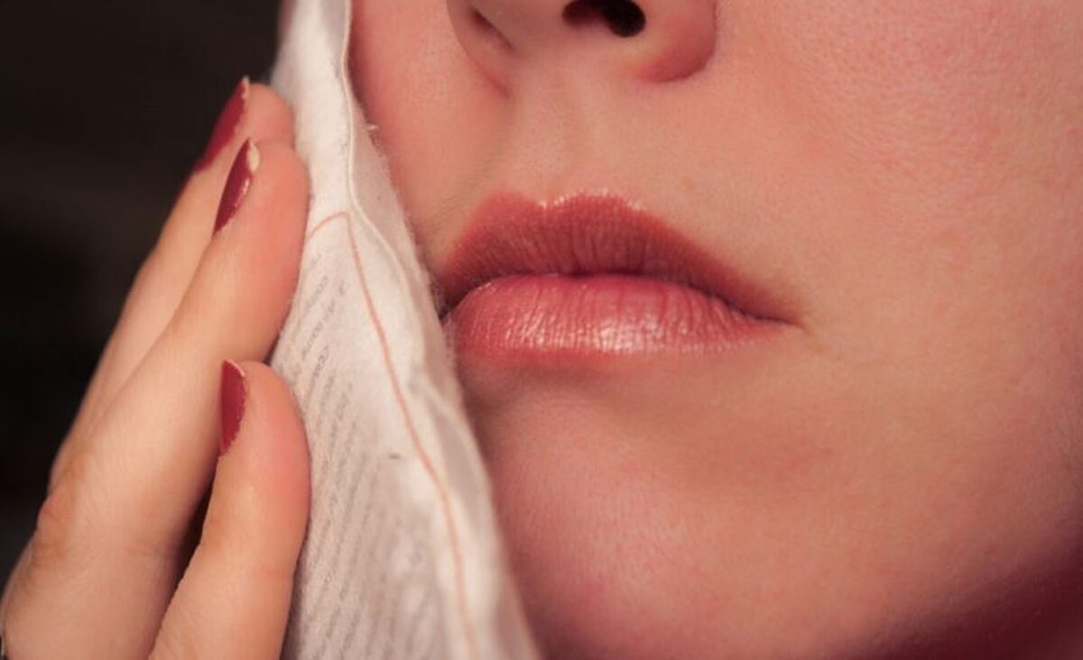 آبسه دندان همراه با چه نشانه‌ای ظاهر میشود؟