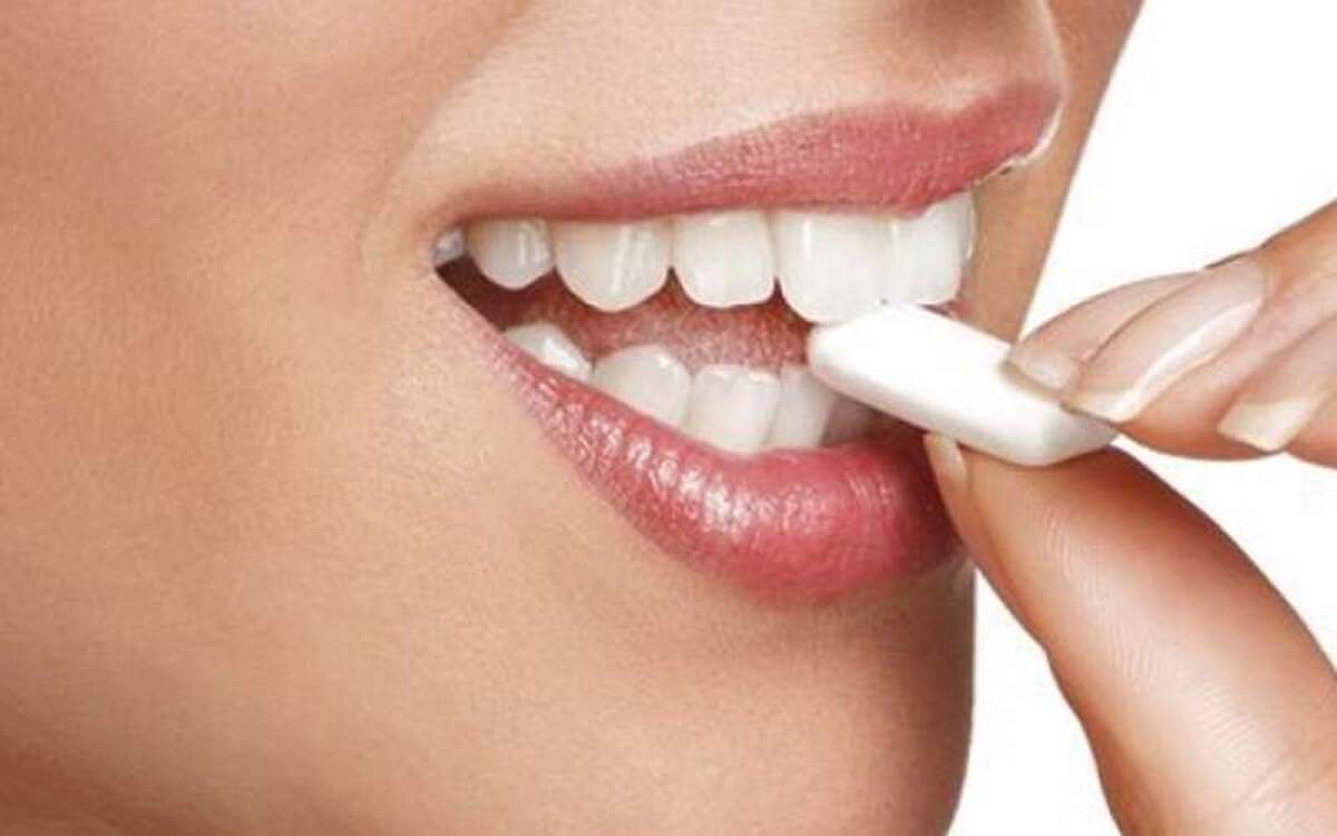 قورت دادن آدامس چه تاثیری بر هضم دارد؟