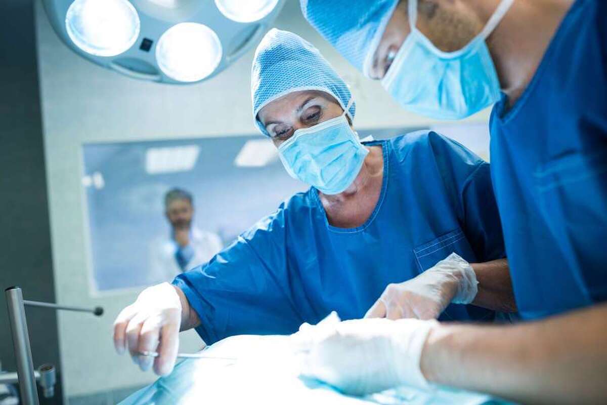 یک جراح در آمریکا به دلیل عمل جراحی ناموفق بزرگ کردن باسن یک بازیگر زن محکوم شد