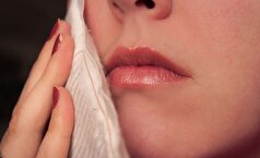 آبسه دندان همراه با چه نشانه‌ای ظاهر میشود؟