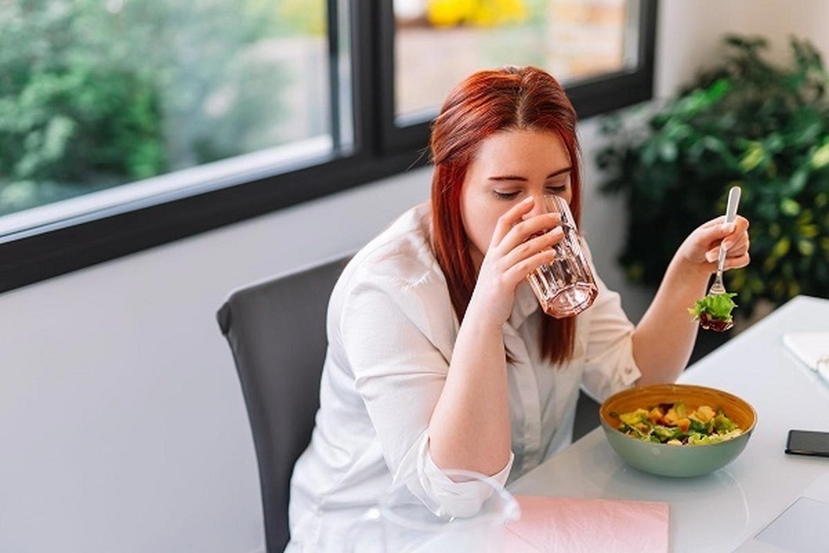 مصرف آب یخ بعد از صرف غذا چه تاثیری بر سلامت بدن دارد؟