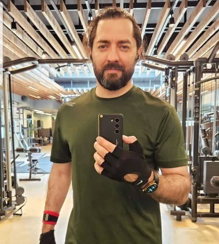بهرام رادان با شکل و شمایل یک ورزشکار حرفه‌ای در باشگاه بدنسازی +عکس