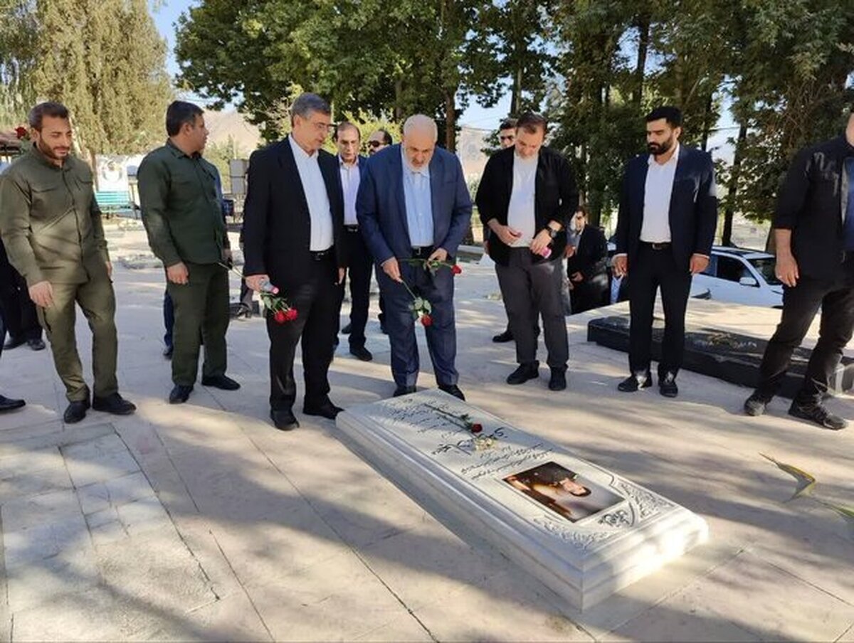 گلزار شهدای خرم‌آباد غبارروبی شد