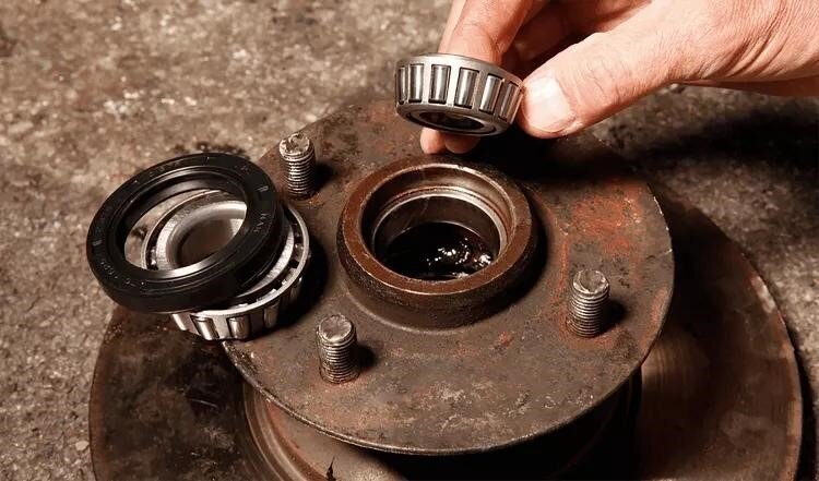 بررسی دلایل تق تق یا سوت چرخ‌های خودرو هنگام دور زدن