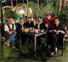 قابی یادگاری از دورهمی بازیگران معروف در یک کافه دنج
