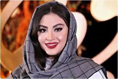سلفی جدید و فخر فروشانه مریم مومن در ماشین لاکچری و گران قیمتش/به هر قیمتی هست سانروف ماشینو باید نشون بده!