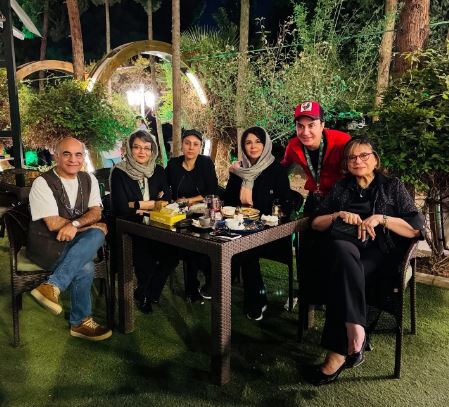 شب زنده داری هنرمندان در یک کافه دنج/از سیاوش چراغی‌پور تا گوهر خیراندیش