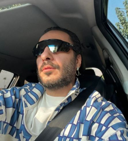 سلفی ماشینی نوید محمدزاده با یک عینک عجیب غریب