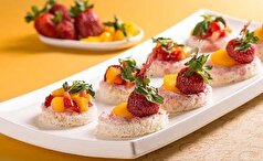 دستور تهیه یک دسر ساده و خوشمزه با توت فرنگی و نان تست برای عصرانه