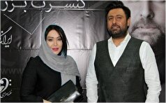 حضور سارا منجزی‌پور در کنسرت با کت سفید رسمی و مجلسی
