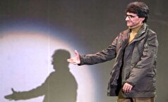 عکس سیاه سفید از ناصر تقوایی در حال دریافت تندیس جایزه لوکارنو