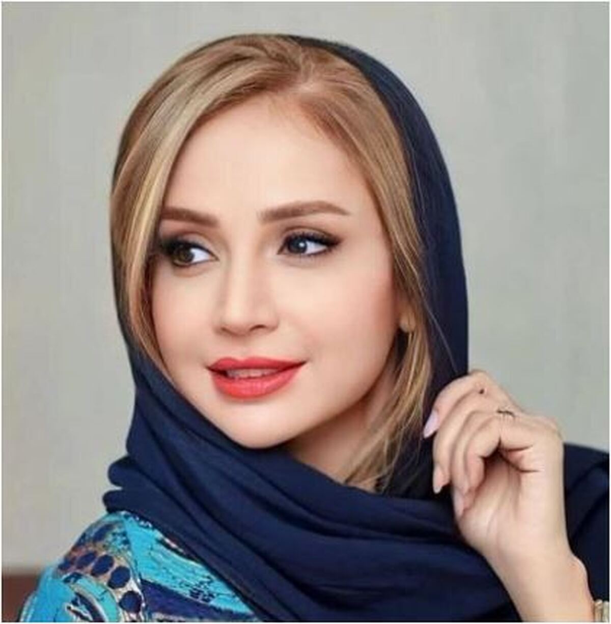 وقت گذرانی شبنم قلی خانی و دوست عزیزش در پارک نزدیک خانه شان/اولین تیپ ناهماهنگ و رنگارنگ خانم بازیگر را ببینید!
