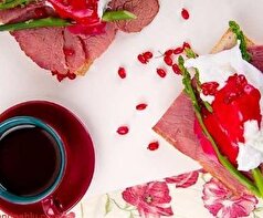 تست ژامبون با سس خوشرنگ و جذاب زرشک برای مهمانی‌ها