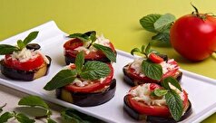 خانم‌های ادایی برای میز مهمانی این اردور بادمجان و گوجه را درست کنید