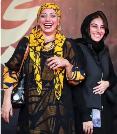 تفاوت پوشش و میکاپ زهرا داوودنژاد و دخترش جلب توجه کرد!