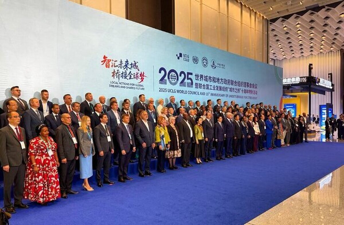 عکس یادگاری شهردار تهران در افتتاحیه اجلاس UCLG با شهرداران و نمایندگان ارشد شهر‌های مختلف جهان