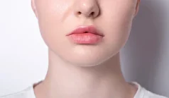 اگر دچار کج شدن لب پایین هستد، بخوانید!