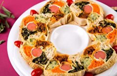 تهیه رول‌های رنگین کمان با انواع سبزیجات و مرغ برای میز مهمانی و تولد