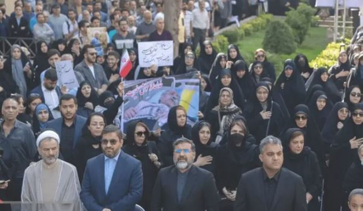 تصویری از ازدحام جمعیت در مراسم تشییع مرحوم محمد کاسبی