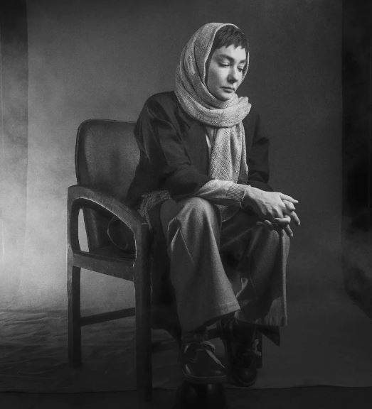 پرتره هنری سیاه و سفید از ژست غمبرک زده هانیه توسلی