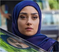 نگاهی به استایل کلاسیک الهام طهموری در یک باغ پر دار و درخت