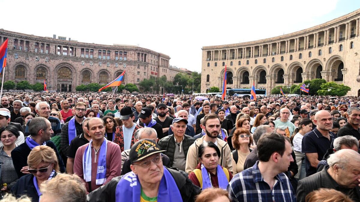 اعتراض به دلیل بازداشت گروهی از هواداران «سامول کاراپتیان» تاجر بازداشت ‌شده ارمنی