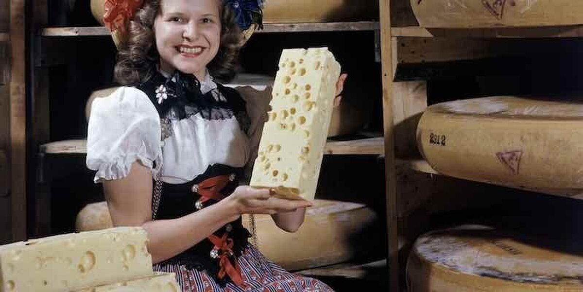چرا روی پنیر سوئیسی سوراخ‌های ریز وجود دارد؟