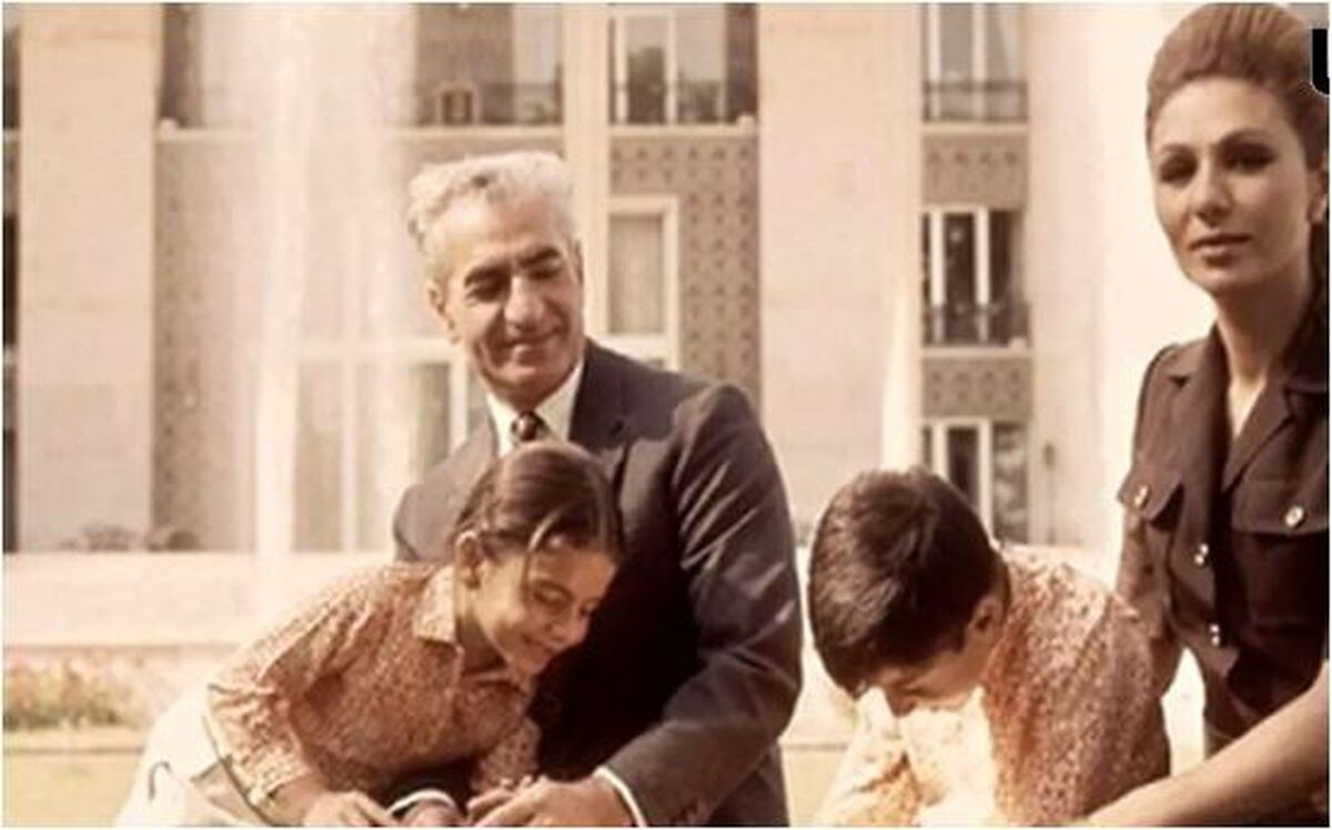 تصویری قدیمی از خاندان پهلوی در حال بازی با سگ‌های غول پیکر