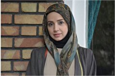 عکس یادگاری شبنم قلی خانی با یک بنای تاریخی زیبا در شهر اردبیل