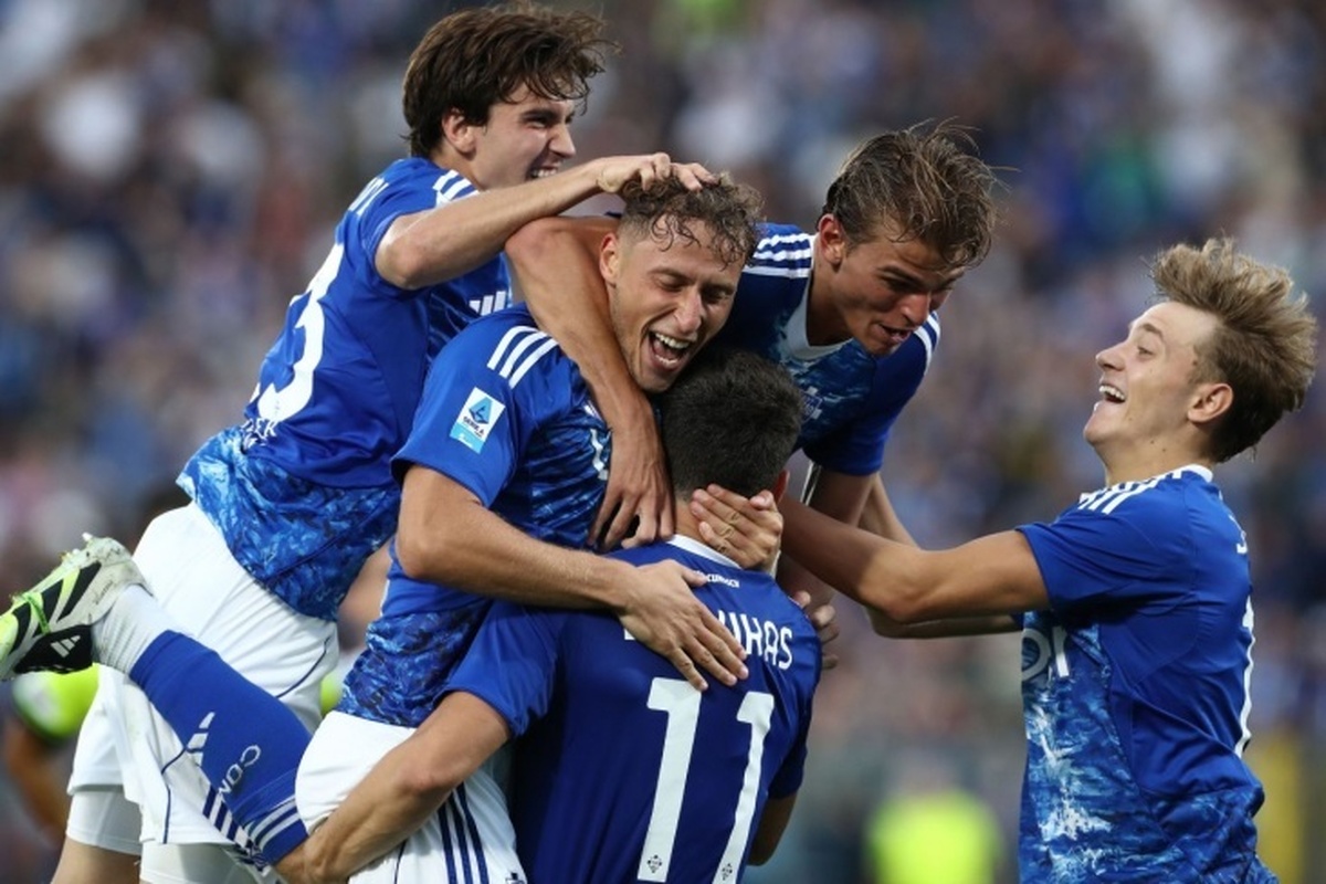 عکس| آرسن ونگر، تیری آنری و رافائل واران بازی کومو و یوونتوس در سری آ را با هم تماشا کردند