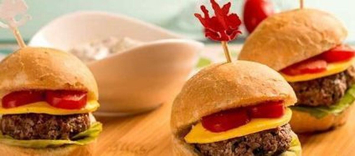 برای همسرتان این مینی برگر عاشقانه را با سس قارچ درست کنید