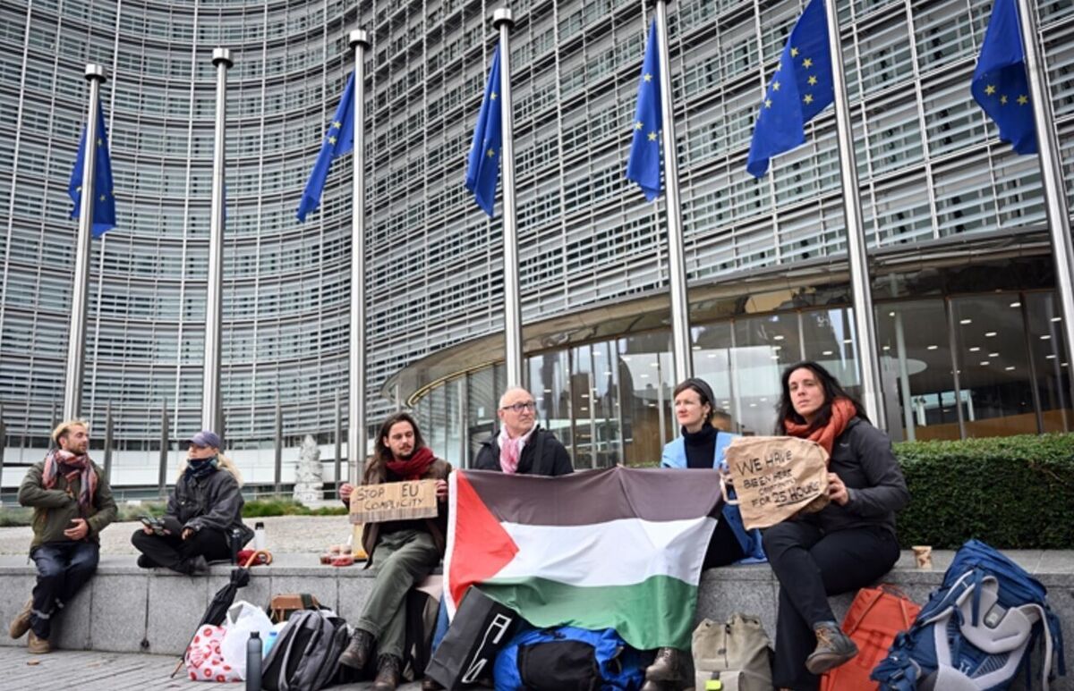 تحصن حامیان فلسطین در بروکسل علیه عادی‌سازی روابط اتحادیه اروپا با رژیم صهیونیستی