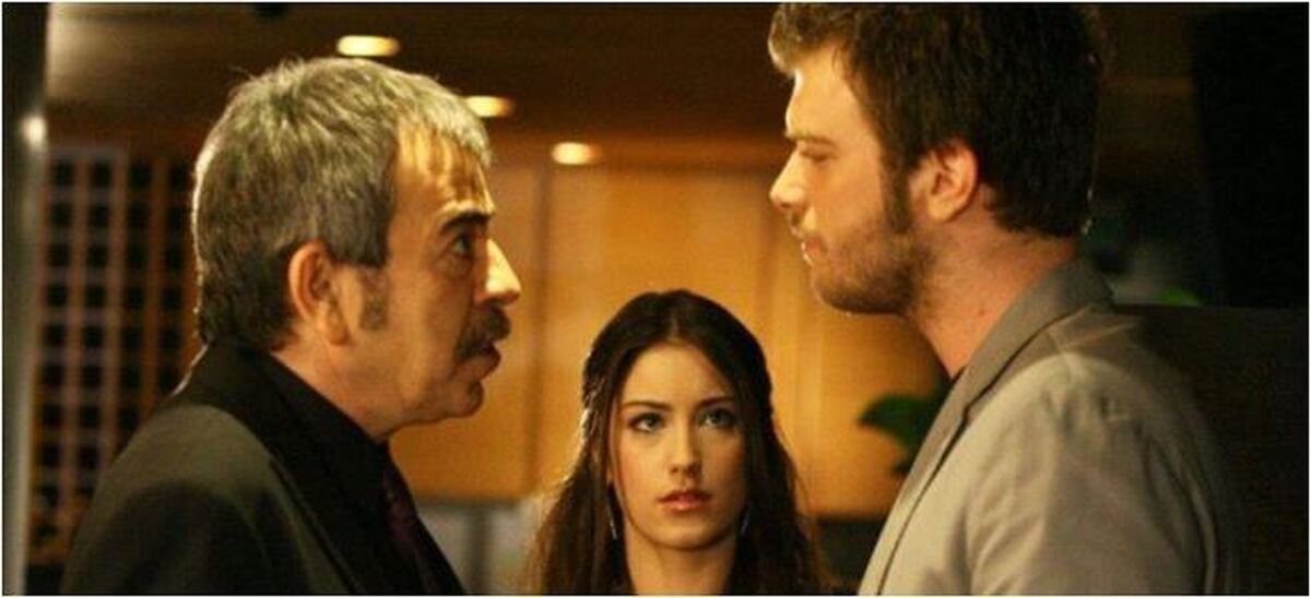 بازیگر ترکیه‌ای همراه خانواده اش در یک روز به یاد مادنی