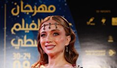 داملا سونمز با استایل خاصش در جشنواره فیلم عنابه همه رو انگشت به دهان گذاشت