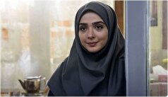 عکس دیدنی المیرا دهقانی در مکانی تاریخی با شیشه‌های رنگی
