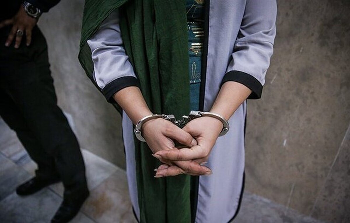 دست‌بند‌های فولادین قانون بر دستان زن ثروتمند نتیجه چک‌های بی محل بابک